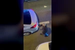 Alkollü sürücü tek şeritli yolda trafiği kesti, trafik polisi gibi davranıp devam etti