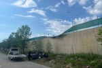 Alkollü sürücünün kullandığı araç askeri birliğin bahçesine uçtu