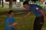 Alkolün etkisiyle parkta sızdı, kendisini uyandıran polise "Türk polisi şerefimizdir, elini öpebilir miyim" dedi