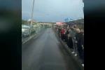 Altunizade’deki metrobüs kuyruğunda yolcular yağmur altında ıslandı