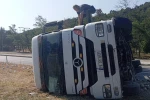 Amasya’da elektronik eşya yüklü tır devrildi