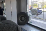 Amasya’da kamyondan kopan teker mağazaya daldı
