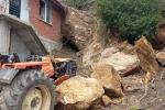 Amasya’da kaya parçaları ev ve traktörün üstüne düştü