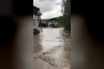 Amasya’da şiddetli yağmur köy yollarını dereye çevirdi