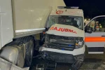 Ambulans ile tır çarpıştı: 6 yaralı