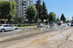 Ana şebeke borusu patladı, yol göle döndü