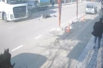 Anayola çıkan tıra, motokurye böyle çarptı