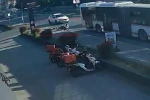 Aniden yola fırlayan bisikletli çocuklar ölümün kıyısından döndü