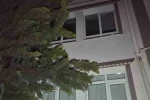 Ankara’da söndürülemeyen ağaç bir daireyi kullanılamaz hale getirdi