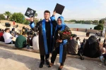 Anne ile oğlu aynı sıradan mezun oldu