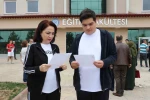 Anne oğul bitişik sınıflarda sınava girdi
