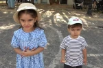 Anne ve babaları içeride ter dökerken çocuklar dışarıda bekledi