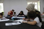 Anne ve çocukları karakalem tezhip çalışması yaptı