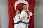 Anne ve kızı minderde birlikte şampiyonluklara koşuyor