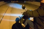 Annesine gece motor sürmeyi öğreten genç izleyenleri gülümsetti