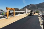 Antakya’nın inşa sürecinde kalbi olan prefabrik çarşının yolları asfaltlandı