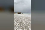 Antalya 15 dakikada kışı yaşadı, Konyaaltı Sahili beyaza büründü
