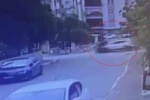 Antalya’da 2 polis memurunun yaralandığı kaza anı kameraya yansıdı