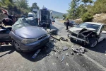 Antalya’da iki otomobilin çarpıştığı feci kazada 8 yaralı