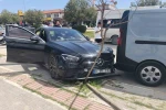 Antalya’da minibüs park halindeki araca çarptı: 4 yaralı