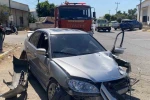 Antalya’da otomobil trafoya ve otobüs durağına çarptı: 1 yaralı