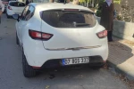 Antalya’da park halindeki otomobile çarpan motosikletli yaralandı