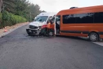 Antalya’da tur minibüsleri çarpıştı, 13 turist yaralandı