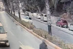 Antalya’da virajı alamadı, palmiye ağacına çarptı