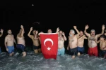 Antalya’de ritüel bozulmadı, deniz tutkunları 2026’ya da denizde girdi