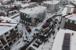 Apartman dairesinde yangın çıktı: 11 kişi dumandan etkilendi