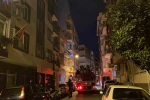 Apartmanın çatısından yükselen yoğun duman ekipleri harekete geçirdi