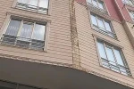 Apartmanın dış cephe kaplaması otomobilin üzerine düştü