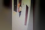 Apartmanın giriş kapısını zorlayan iki şüpheli kamerada