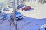 Ara sokaktan çıkan otomobilin çarptığı hafif ticari araç yan yattı