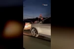Araç çekmenin böylesi: Halat bulamayınca iki aracın arasına insan koydular