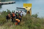 Araç ezilmekten son anda kurtuldu: Kamyon denize düştü, 2 kişi yaralandı