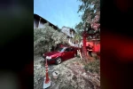 Araç üzerine düşen ağaç itfaiye ekiplerinin titiz çalışmasıyla kaldırıldı