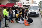 Aracın açılan kapısına çarpan motosikletteki 2 kişi yaralandı
