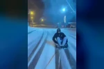 Aracın arkasına lastik bağlayıp oturdu, karda kayıp kayıt aldırdı
