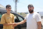 Aracında unutulan telefonu sahibine ulaştırmak için günlerce mücadele veren vatandaş, emaneti sahibine teslim edince vicdanen rahatladı