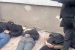 Aranan şahıs yakalanacağını anlayınca arkadaşlarıyla polise direndi