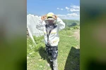 Aras elektrik ekipleri arıcı koruyucu kıyafetiyle müdahale ediyor