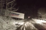 Ardahan-Artvin karayolunda kayan tır yolu kapattı, onlarca araç mahsur kaldı