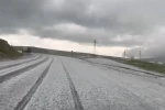 Ardahan’da dolu yağışı yolu beyaza bürüdü