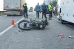 Arızalanan otobüse çarpan motosiklet sürücüsü, otomobilin çarpması sonucu can verdi