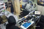 Arkadaşının ‘kamera var’ demesine aldırış etmeyen hırsız telefonu çaldı
