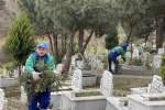 Arnavutköy’de bayram öncesi mezarlıklar temizlenerek ziyarete hazır hale getirildi 