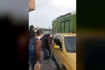 Arnavutköy’de ilginç anlar: Otobüse yol vermek için aracı elleriyle kaldırdılar