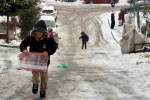 Arnavutköy’de kar yağışıyla kayak pistine dönen sokak dronla görüntülendi