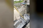 Arnavutköy’de sürücüsünün kontrolünü kaybettiği otomobil su kanalına uçtu